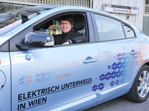 © Wiener Stadtwerke/Zinner- Die Generaldirektorin der Wiener Stadtwerke, Gabriele Payr, präsentiert den Renault Fluence ZE als neueste Erweiterung des Fuhrparks