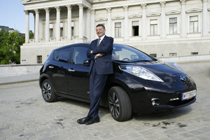 © oekonews- Wolfgang Pucher/ Verkehrsminister Leichtfried  mit dem Elektroauto vor dem Parlament