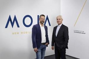 © Volkswagen AG / Matthias Müller, Vorstandsvorsitzender des Volkswagen Konzerns (rechts) und Ole Harms, CEO von MOIA (links) präsentieren MOIA - das neue Unternehmen der Volkswagen Gruppe.