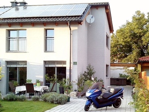 © Haselberger/  Das Plusenergiehaus in Rohrendorf  und der Elektro-Scooter