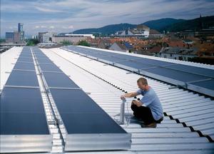 © Fraunhofer ISE/ Seit 2001 in Betrieb: Solar betriebene offene, sorptiv gestützte Klimatisierung (SGK) von Seminarräumen der IHK Südlicher Oberrhein, Freiburg.