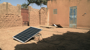 © Allegrofilm/ Bereits ein Solarstrommodul kann in Afrika die Welt verändern- Mit Licht am Abend