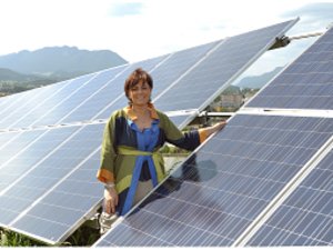© Villach/ Vizebürgermeisterin Mag.a Dr.in Petra Oberrauner freut sich über die  Photovoltaik-Anlage auf dem Sonnenhügel