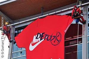 © greenpeace- In den Niederlanden hängten Greenpeace-Aktivisten einen großen Detox-Banner auf. Jetzt hat Nike auf die Kampagne reagiert