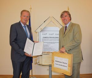 © FHP/ Übergabe der FHP-Charta für Holzbau an BM Mitterlehner