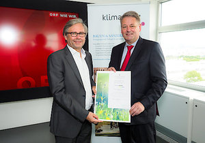 © ORF/ Bundesminister Andrä Rupprechter verleiht ORF-Generaldirektor Alexander Wrabetz die Gold Auszeichnung nach dem klimaaktiv Gebäudestandard