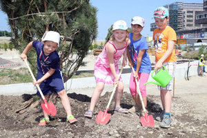 © KAV- Votava/ Schüler und Schülerinnen einer Volksschule aus Stammersdorf pflanzen einen Baum.