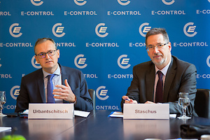 © E-Control, Anna Rauchenberger / Wolfgang Urbantschitsch, Vorstand der Energieregulierungsbehörde E-Control, beim Pressegespräch mit Konstantin Staschus, Generalsekretär von ENTSO-E (rechts)