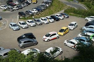 © oekonews- Ein ganzer Parkplatz voll Elektroautos beim Pyramidenkogel
