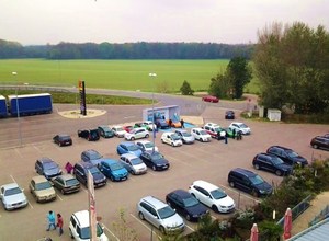 © Thomas Hochreiter- Ein Parkplatz voller E-Fahrzeuge.