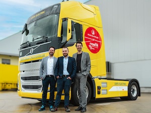 © NOSTA Group/ (v.l.n.r.): Alexander Remy, Process Manager Supply Chain Felix Schoeller, Jörg Prochaska, Leiter der NOSTA-Niederlassung Siebenlehn und Christian Hammacher COO Road der NOSTA Group freuen sich über die neuen E-Lkws