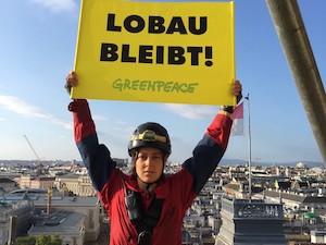 © Greenpeace Christian Steiner / Greenpeace bei einer Aktion am Rathaus in Wien gegen die Lobau-Autobahn