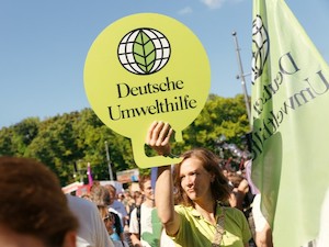 © DUH / Aktivistin bei Klimademo
