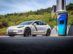 © Mer / Tesla lädt an Mer-Hypercharger