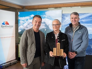 © Ralf Roth/ Leiter Institut f.Outdoor Sport und Umweltforschg. Deutsche Sporthochschule Köln, Andrea Fischer/Glaziologin, Wissenschaftlerin des Jahres u. Theo Zoller(re.), Obmann der Gastgeberregion Tiroler Zugspitz Arena .