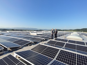 © KWG/  Karl Stöger (li) und  Peter J. Zehetner (re.) am Dach der SML, wo die PV-Anlage Strom erzeugt