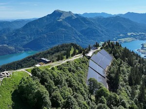 © Zwölferhorn-Seilbahn GmbH / Die PV-Anlage am südlichen Hang der Bergstation