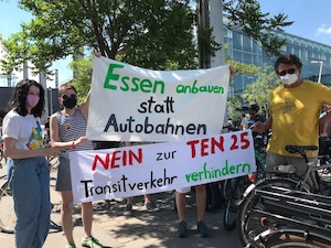 © FFF Wien /  Unzählige Demonstranten und Demonstrantinnen hatten Transparente dabei, in denen sie sich gegen neue Straßenprojekte aussprachen