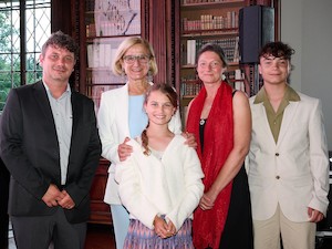 © NLK Pfieffer/ Attila Molnar und Sonja Steinmötzger mit ihren Kindern, die auch als Darsteller im Film zu sehen sind, mit Landeshauptfrau Johanna Mikl Leitner