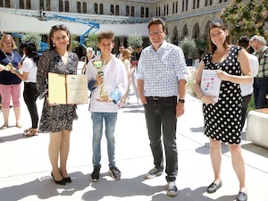 © Martin Votava/PID / Klimastadtrat Jürgen Czernohorszky gratuliert den SchülerInnen zu ihren Preisen.