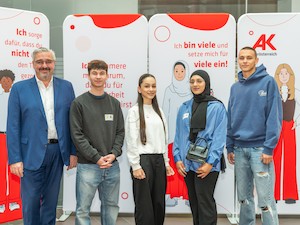 © AK OÖ / Christoph Hillinger /AK-Präsident Andreas Stangl mit einigen Schülern und Schülerinnen: Igor Milovanovic, Jasmin Zeineb, Neslihan Ucar, Johannes Eichelsberger