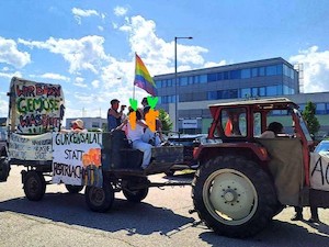 © System Change, not Climate Change! / Traktoren gegen Bodenverbrauch durch Ostumfahrung