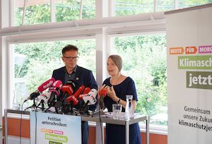 © Land OÖ. / Rudi Anschober und Helga Kromp-Kolb rufen gemeinsam zur Beteiligung an klimaschutzjetzt.at auf
