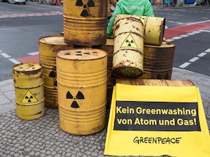 © Greenpeace D/ Klare Botschaft: Kein Greenwashing von Atom und Gas