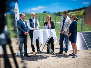 © BMK/Cajetan Perwein/ v.l.n.r. Georg Waldner (CEO ImWind), Johannes Berthold (Bürgermeister Gaweinstal), Leonore Gewessler (Klimaschutzministerin), Thomas Köck (Geschäftsführer dm Österreich), Daniela Strasser (dm Österreich)