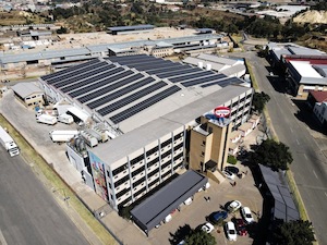 © Dr. August Oetker Nahrungsmittel KG/ Die Solaranlage auf dem Dach des Dr. Oetker Werkes im südafrikanischen Johannesburg kompensiert etwa 30 Prozent des jährlichen Stromverbrauchs