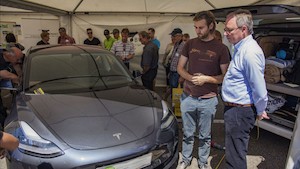 © ENU/ Landesrat Pernkopf besichtigt das Tesla Model S von G-electric