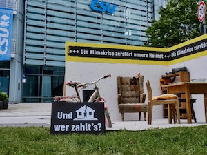 © Sandra Singh / Greenpeace / Flutmöbel vor der CSU-Parteizentrale