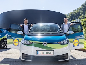 © Lidl Österreich/ Alessandro Wolf (Vorsitzender der Geschäftsleitung Lidl Österreich) (re.) und Thomas Herndl (Markenleiter Volkswagen) bei der Übergabe der neuen E-Fahrzeuge in der Mooncity Salzburg