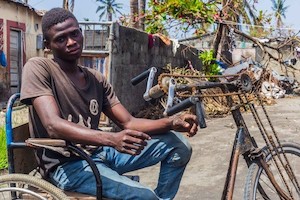 © Licht für die Welt -  Mango Sound/ Opfer des Zyklons Idai mit Behinderung - der 21-jährige Castigo Augusto Dessa in Beira.