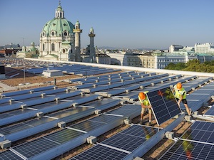 © Wien Energie/FOTObyHOFER/Christian Hofer /Photovoltaik-Anlage am Dach des Wien Museum, im Hintergrund die Karlskirche