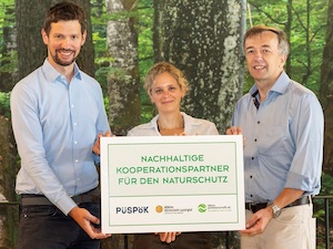 © PÜSPÖK/Theo Kust/ Lukas Püspök (Geschäftsführer von PÜSPÖK) Nina Schönemann BSc. (Geschäftsführerin der Initiative Klimapartnerschaft.at) und DI. Dr. Christoph Leditznig (geschäftsführender Obmann Wildnisgebiet) vor dem Haus der Wildnis