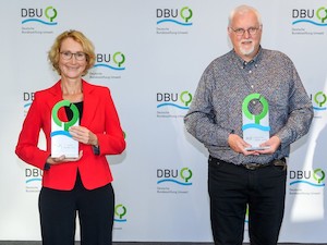 © Peter Himsel DBU/ Ökologin Prof. Dr. Katrin Böhning-Gaese und Moorforscher Prof. Dr. Dr. h.c. Hans Joosten sind für ihre Verdienste um Artenvielfalt und Klimaschutz mit dem Deutschen Umweltpreis ausgezeichnet worden