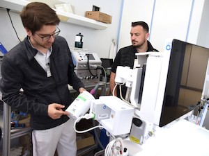© Barmherzige Brüder / Im Krankenhaus Eisenstadt der Barmherzigen Brüder kontrollieren Medizintechniker den Einbau von Narkosegasfiltern in Narkosegasmaschinen
