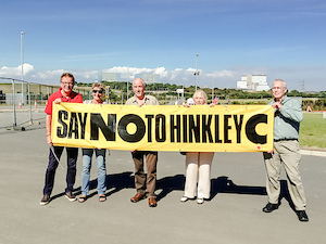 © Land OÖ/ LR Rudi Anschober (links) mit VertreterInnen der britischen NGO "Stop Hinkley" bei einem Lokalaugenschein in Hinkley Point