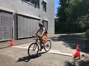 ©  ComTec /Überquerung eines Bordsteins auf der Teststrecke. Die KI misst Positions- und Bewegungsdaten.