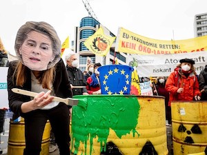 © Jörg Farys / "EU-Taxonomie retten: Kein Öko-Label für Gas und Atom" forderte auch ausgestrahlt.de bei einer Protestaktion in Berlin im November