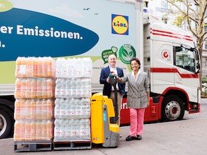 © WK Wien Florian Wieser/ Simon Lindenthaler, Leiter Unternehmenskommunikation & CSR bei Lidl Österreich, und Margarete Gumprecht, Obfrau der Sparte Handel in der WK Wien, mit einem der E-Lkw von Lidl.