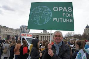 © oekonews Doris Holler-Bruckner/ Peter Püspök, Präsident Erneuerbare Energie Österreich, ist die Zukunft seiner Enkelkinder wichtig:   "Opa gegen den Klimawandel"