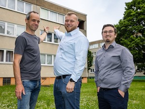 © Vonovia/Karsten Socher Fotografie /Henry Flade/Fa.Walter Fenster, Matthias Koch/Institut f.Werkstofftechnik Universität Kassel, und Martin Schottek/Klimaneutraler Gebäudebestand Vonovia, präsentieren den eingebauten Prototyp