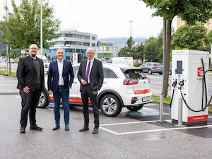 © florianlechner.com / Geschäftsführer der e-laden Tirol GmbH Lukas Wallner MSc, Mag. Horst Leitner, CEO HOFER S/E und IKB-Vorstandsvorsitzender DI Helmuth Müller vor der neuen Ladestation bei HOFER am Langen Weg