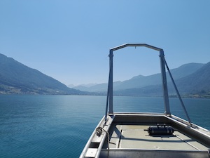 © Sina Schorn Max-Planck-Institut für Marine Mikrobiologie /Probennahme vor dem malerischen Bergpanorama des Zugersees