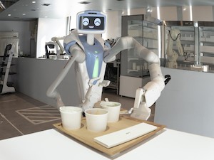 © Tokyo Metropolitan Government /  Roboter Nyokkey serviert das Essen  mit einem freundlichen Lächeln