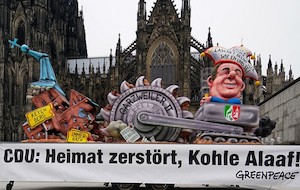 © Greenpeace D/ Der Karnevalswagen vor dem Dom in Köln