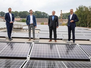 © Energie AG / Michael Baminger (Geschäftsführer Energie AG Vertrieb), Stefan Leitl und Andreas Gibus (beide Geschäftsleitung Bauhütte Leitl-Werke GmbH), Klaus Dorninger (Geschäftsführer Energie AG Vertrieb)