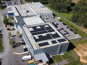 © BECOM Electronics GmbH /Photovoltaikanlage auf dem Dach des Logistikzentrums der BECOM